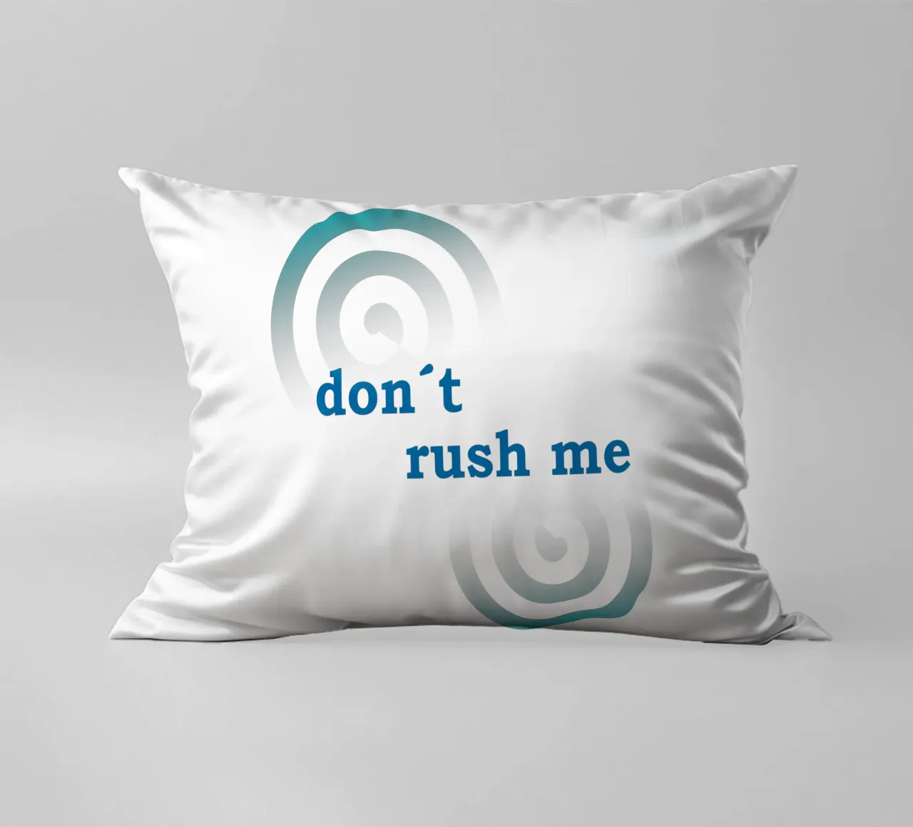 Forme geometriche con la scritta "Non mettermi fretta". cuscino da Something for you