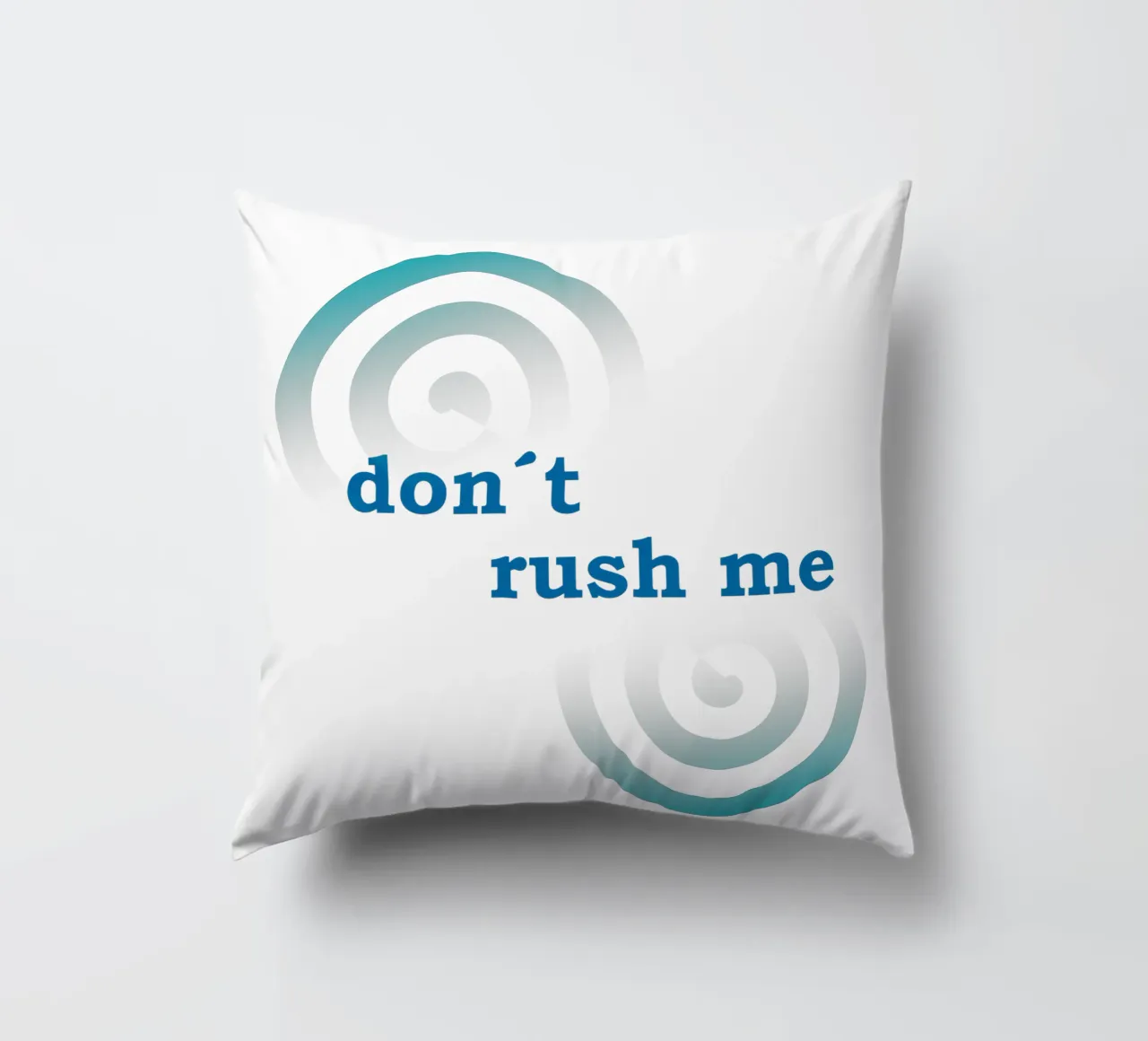 Forme geometriche con la scritta "Non mettermi fretta". cuscino da Something for you