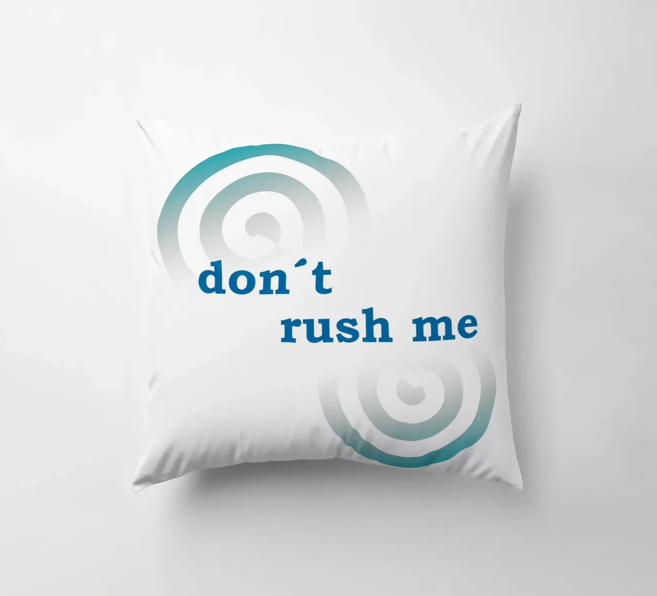 Forme geometriche con la scritta "Non mettermi fretta". cuscino da Something for you