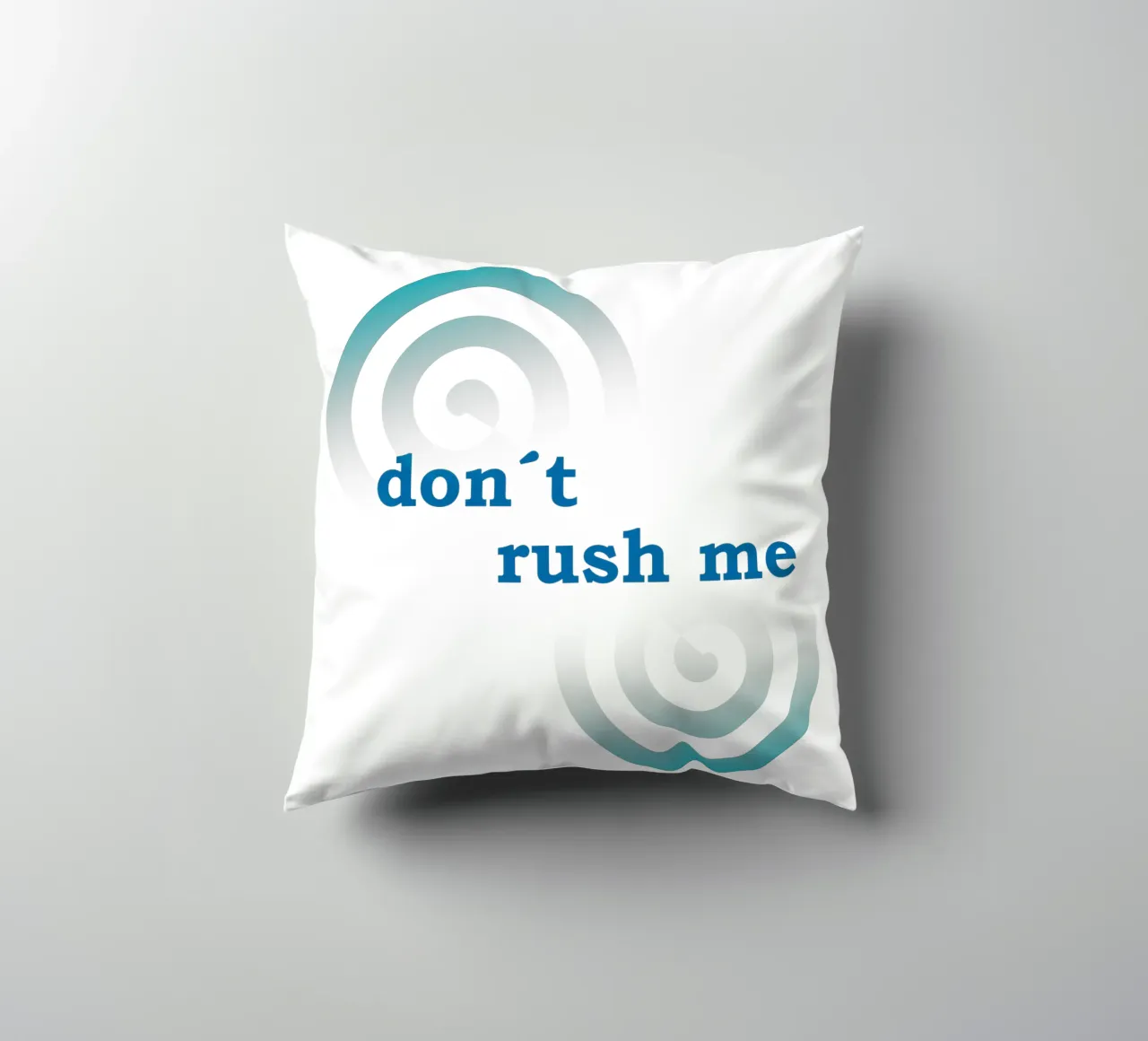 Forme geometriche con la scritta "Non mettermi fretta". cuscino da Something for you
