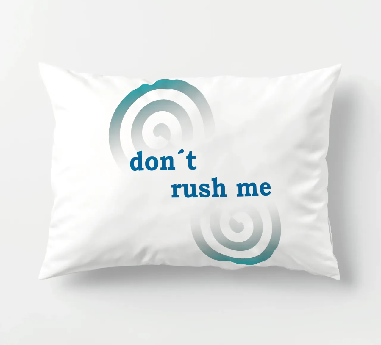 Forme geometriche con la scritta "Non mettermi fretta". cuscino da Something for you