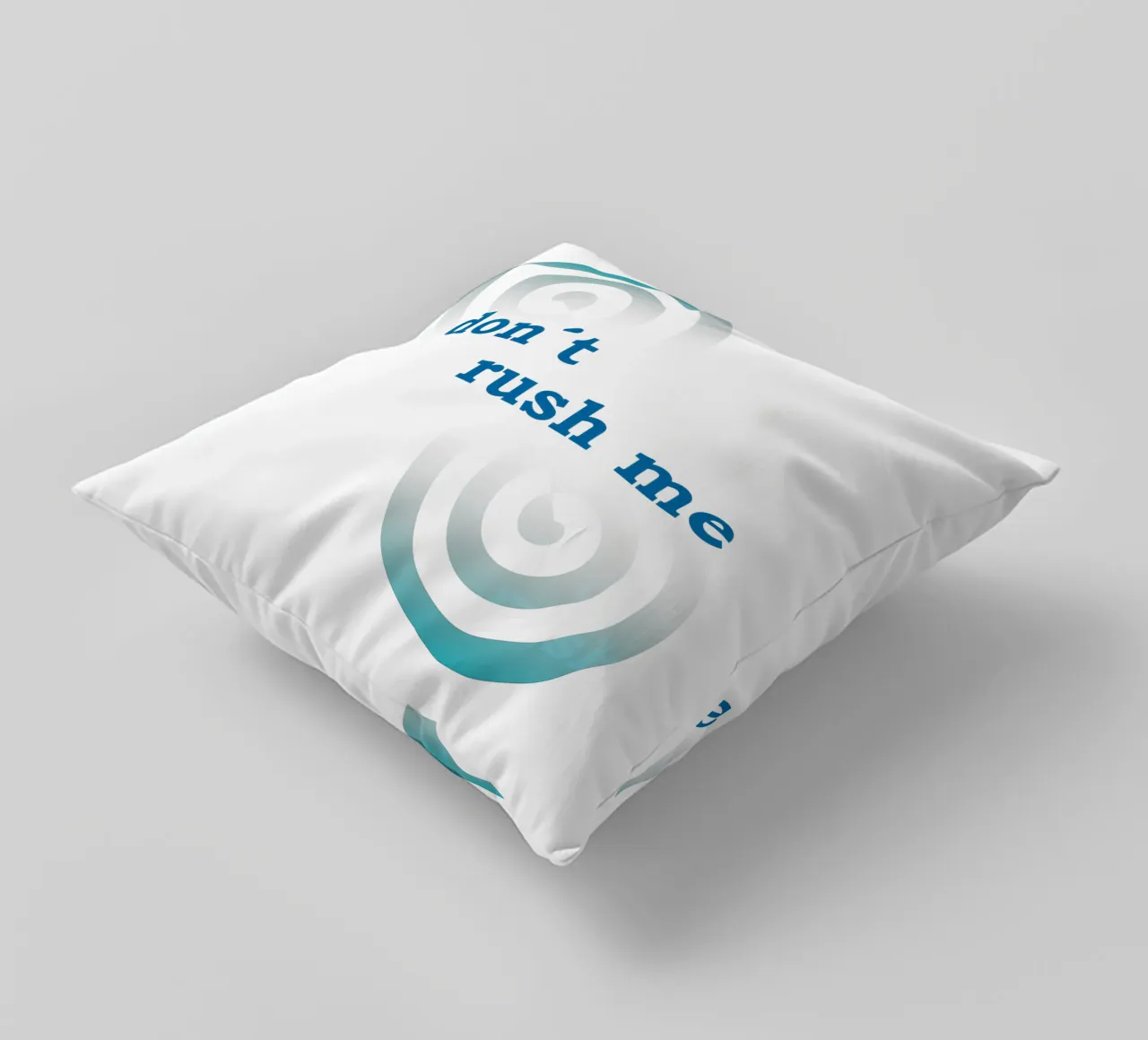 Forme geometriche con la scritta "Non mettermi fretta". cuscino da Something for you