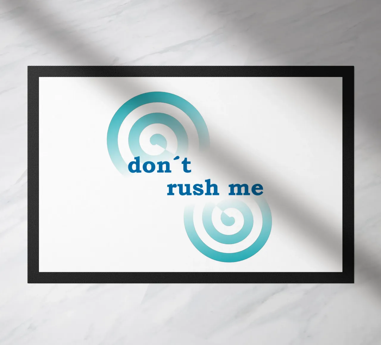 Forme geometriche con la scritta "Non mettermi fretta". zerbino da Something for you