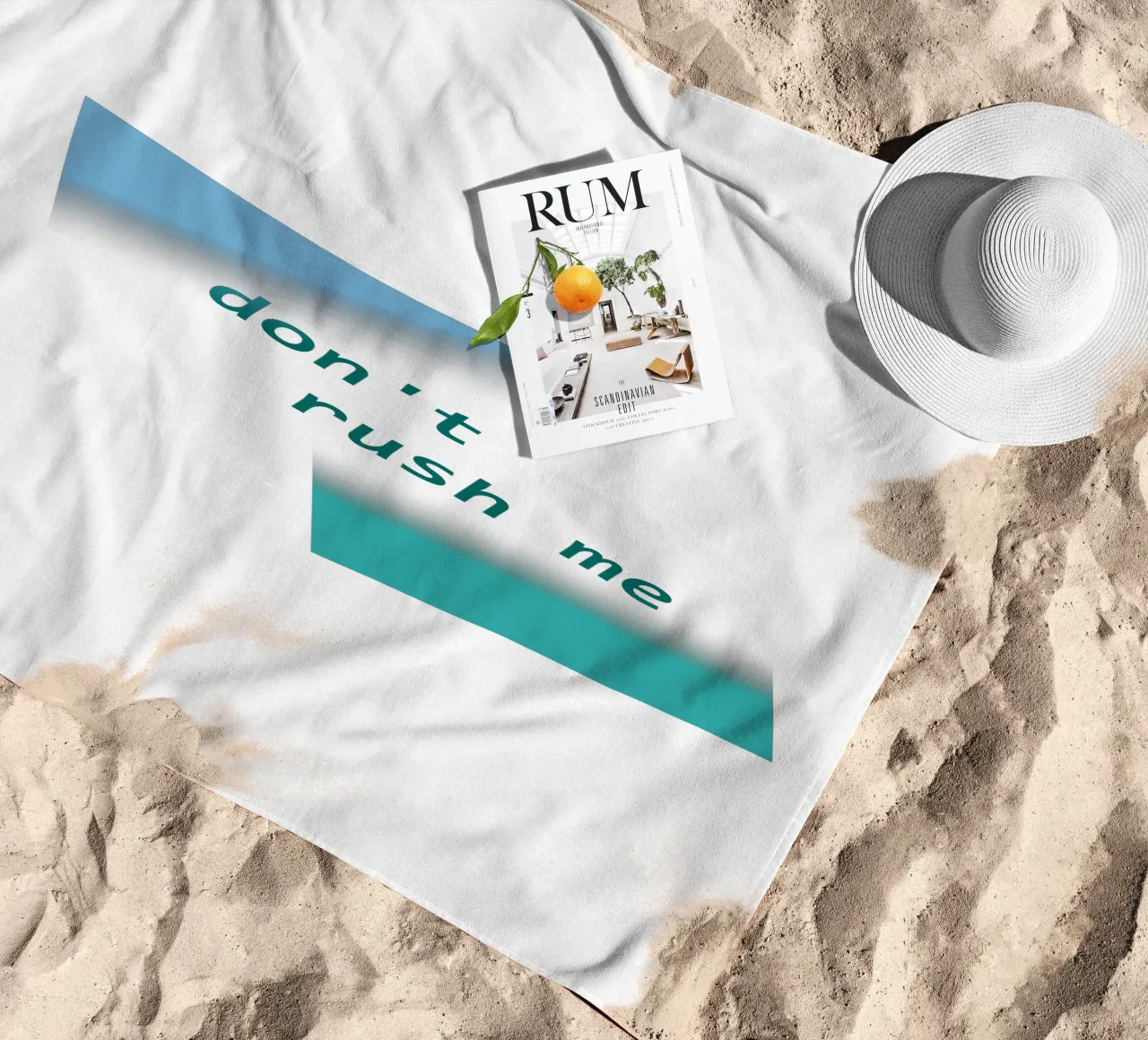 Forme geometriche con la scritta "Non mettermi fretta". telo mare da Something for you