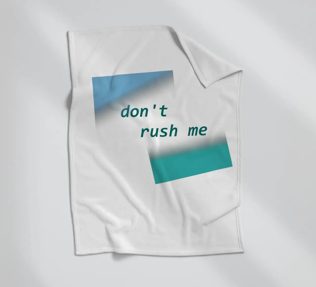 Forme geometriche con la scritta "Non mettermi fretta". coperta in pile da Something for you