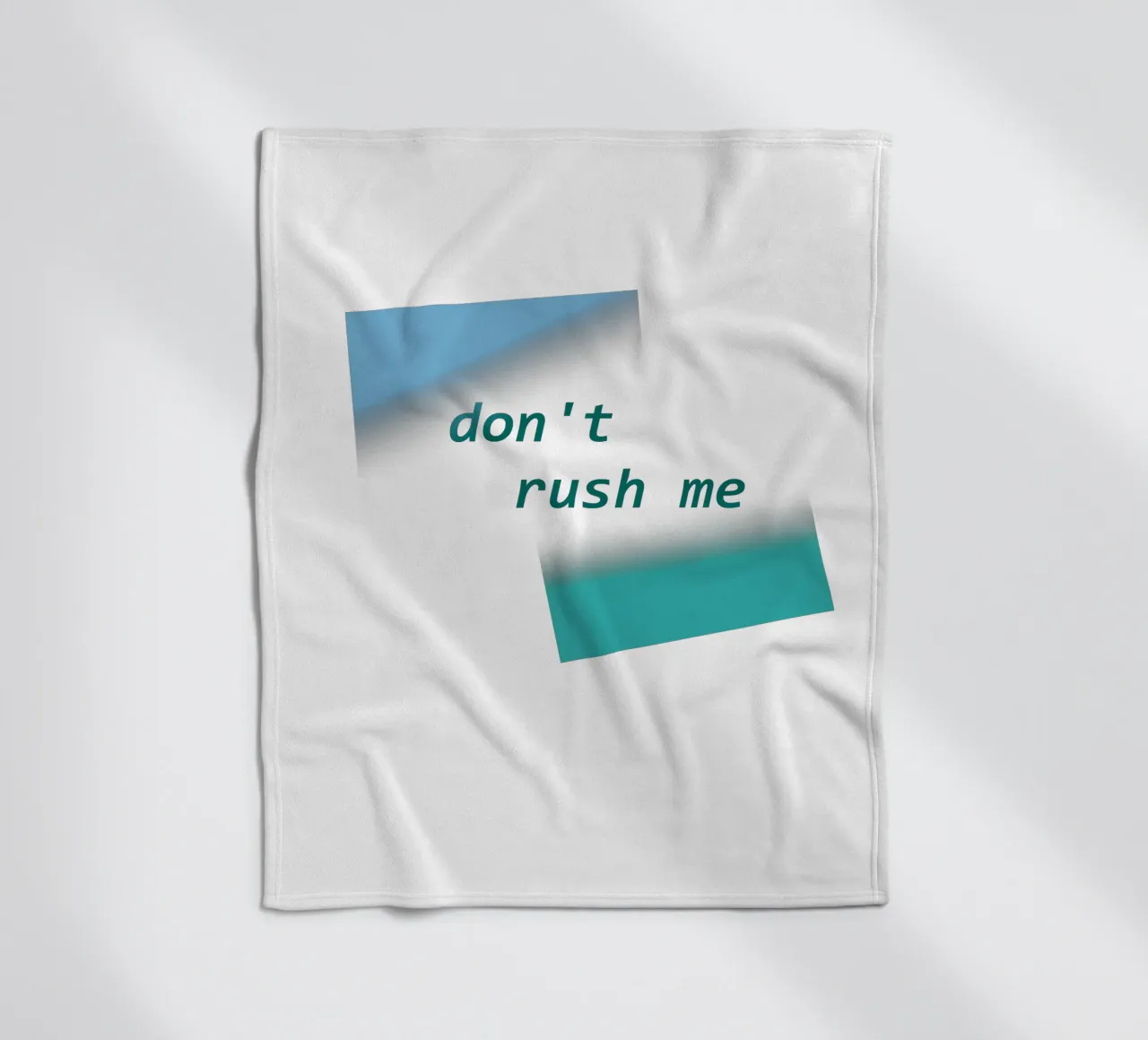 Forme geometriche con la scritta "Non mettermi fretta". coperta in pile da Something for you