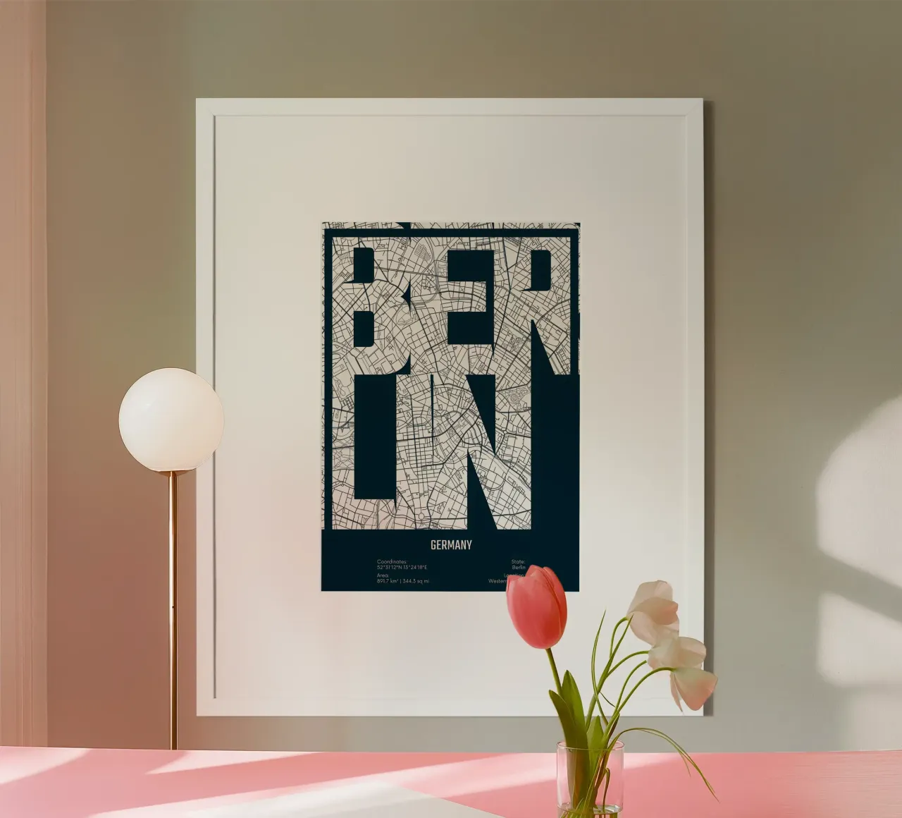 Tipografia della mappa di Berlino poster con telaio in plastica da Christopher Adams