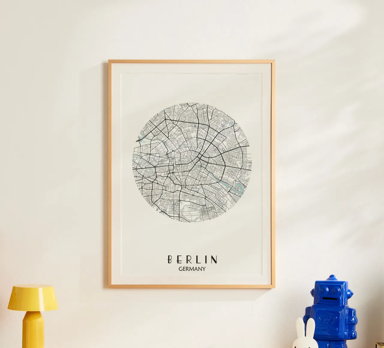 Plan de la ville de Berlin poster avec cadre en bois de Christopher Adams