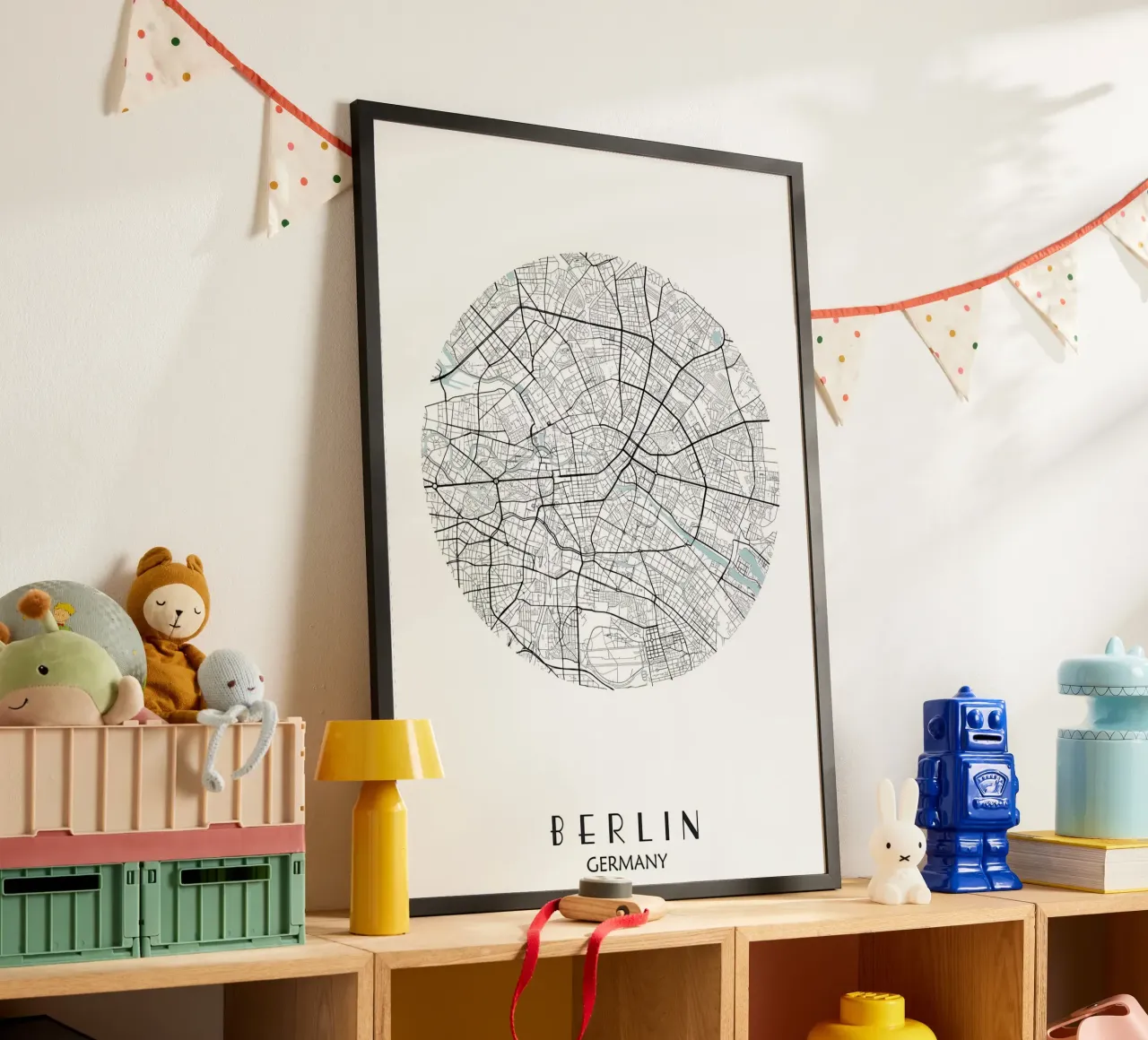 Plan de la ville de Berlin poster avec cadre en bois de Christopher Adams
