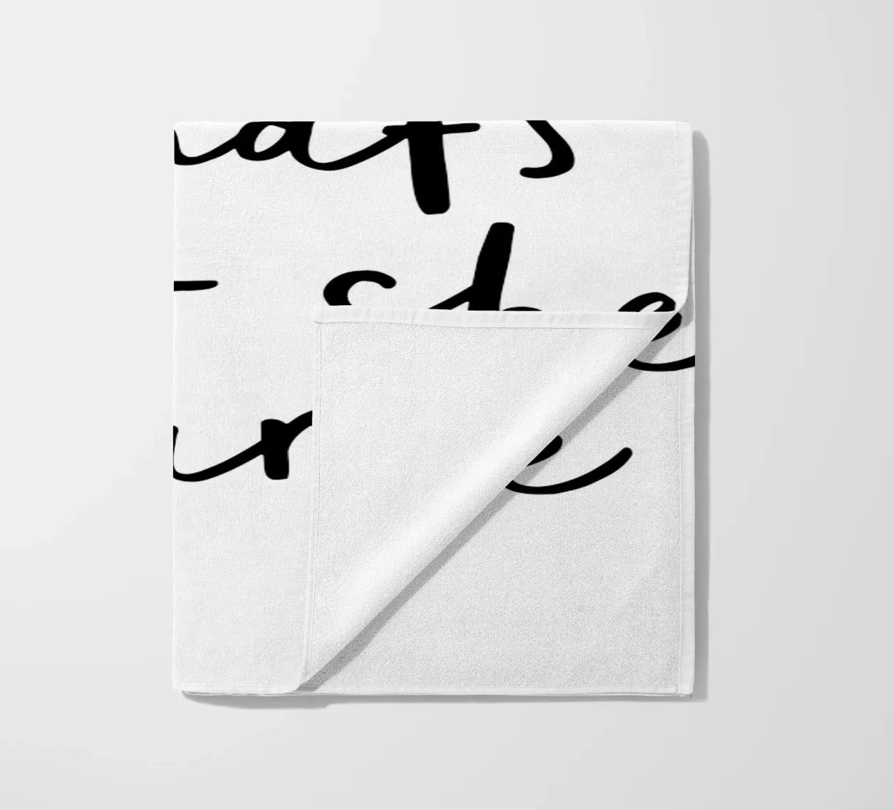 Aveva bisogno di un eroe e così è diventata Typografie Design telo mare da THE MOTIVATED TYPE