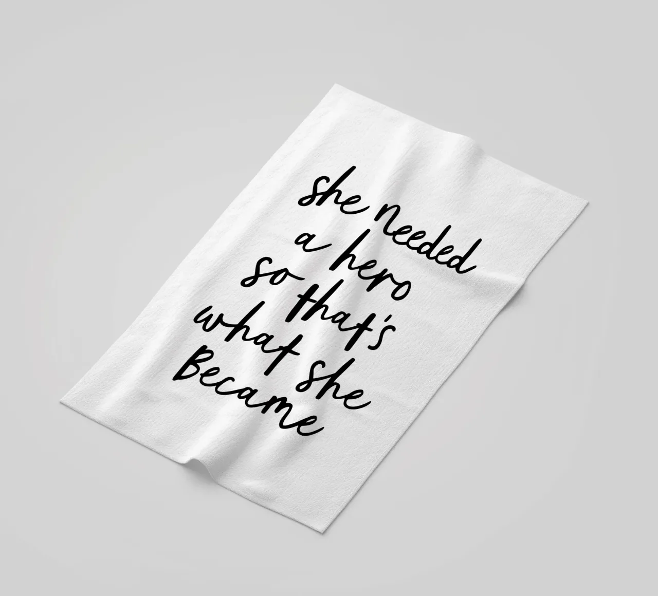 Aveva bisogno di un eroe e così è diventata Typografie Design telo mare da THE MOTIVATED TYPE