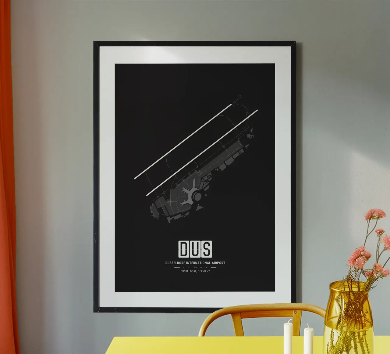 Mappa dell'aeroporto di Dusseldorf poster con telaio in legno da Christopher Adams