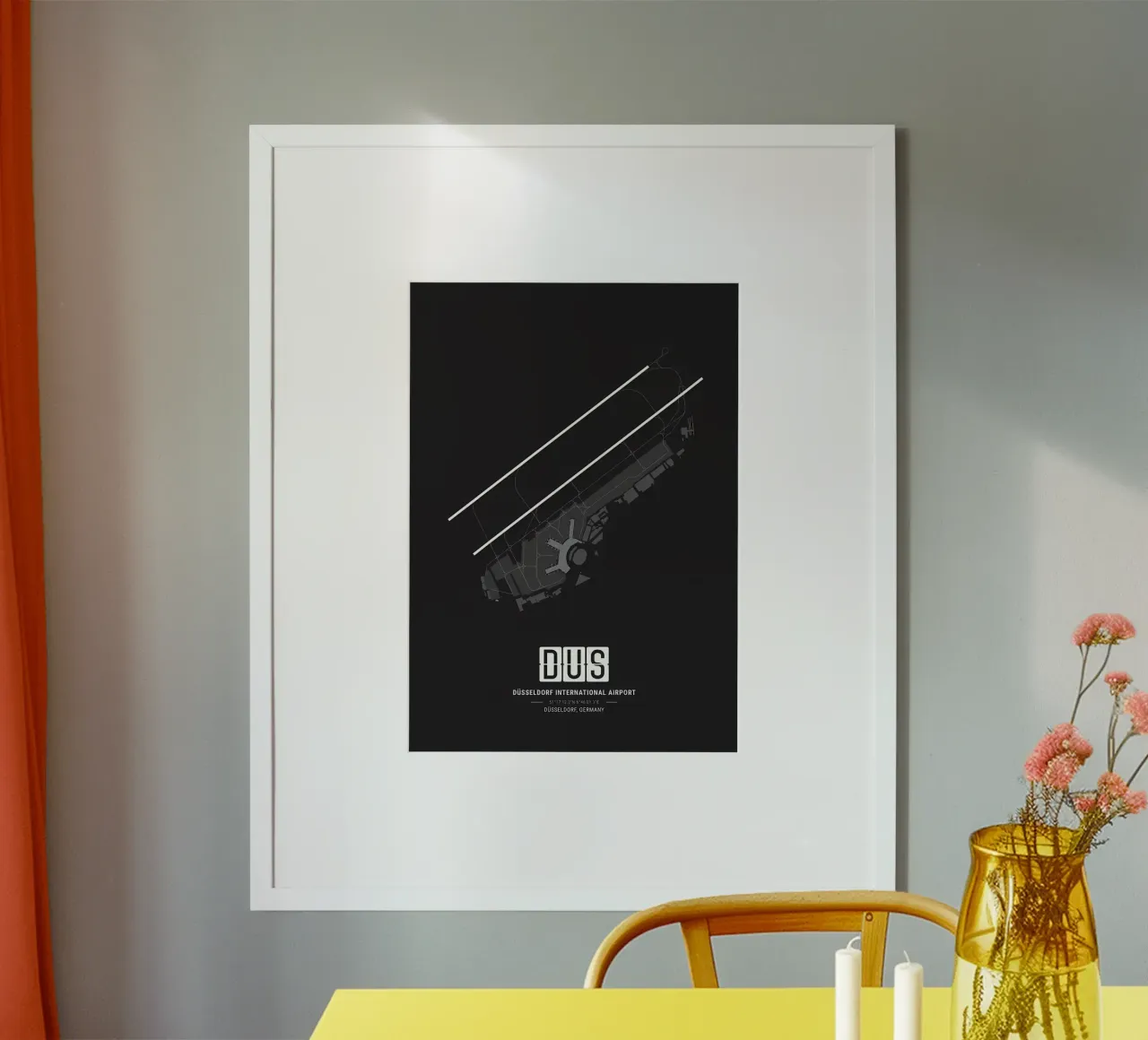 Mappa dell'aeroporto di Dusseldorf poster con telaio in legno da Christopher Adams