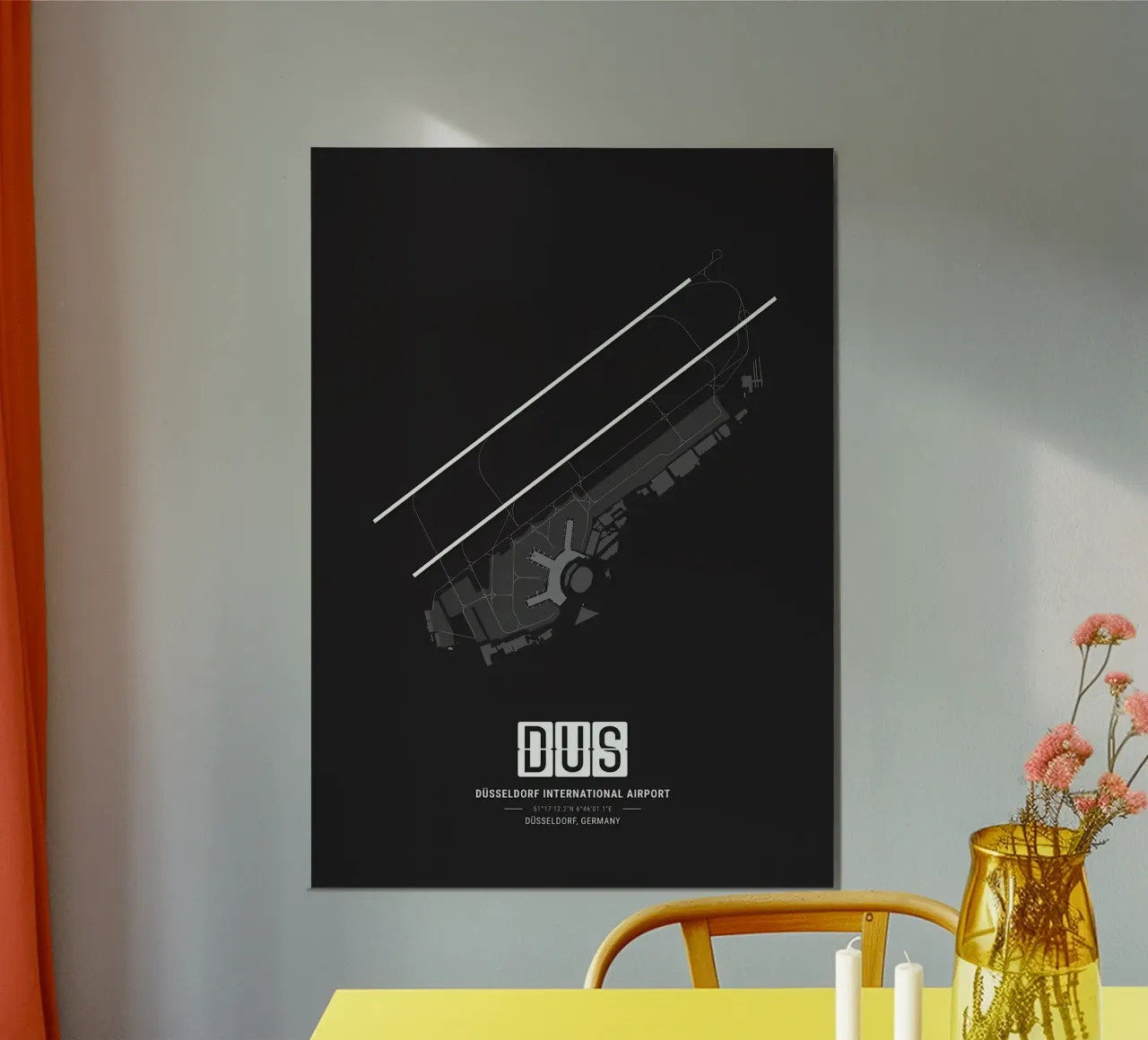 Mappa dell'aeroporto di Dusseldorf poster con telaio in legno da Christopher Adams