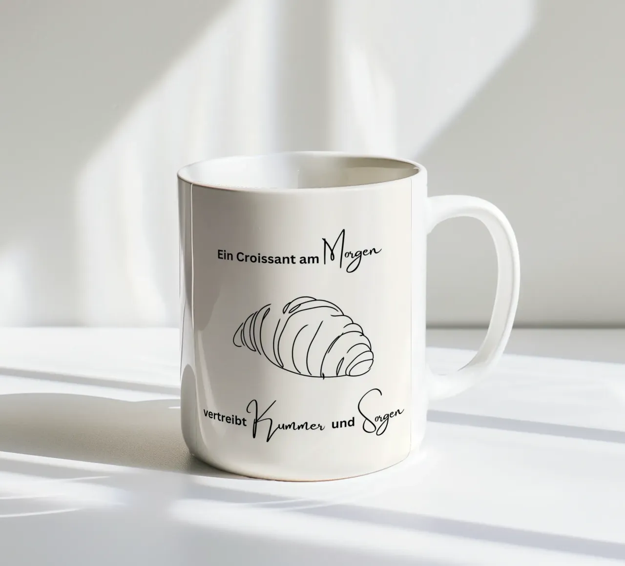 Ein Croissant am Morgen... tazza in ceramica da designsbysophia
