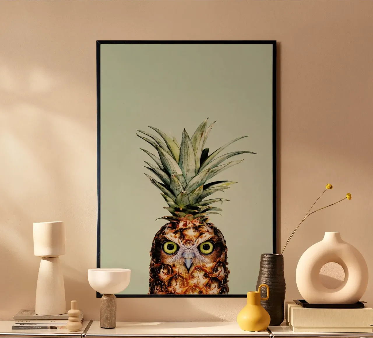 Pineapple Owl poster con telaio in legno da Jonas Loose