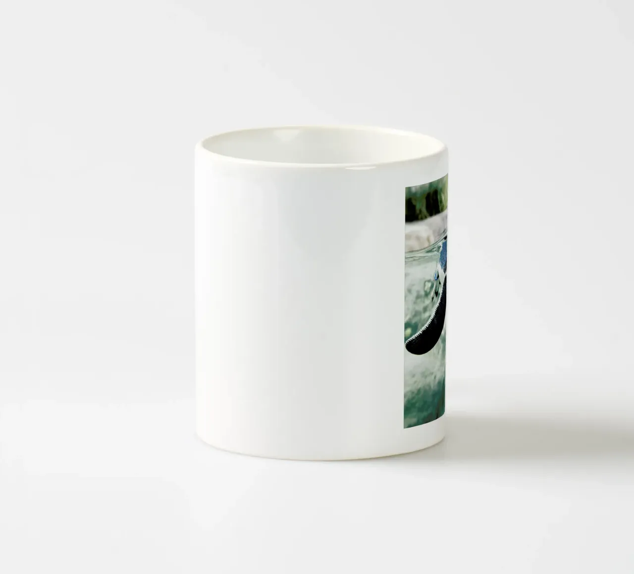 Pingu tazza in ceramica da Charlotte Curd