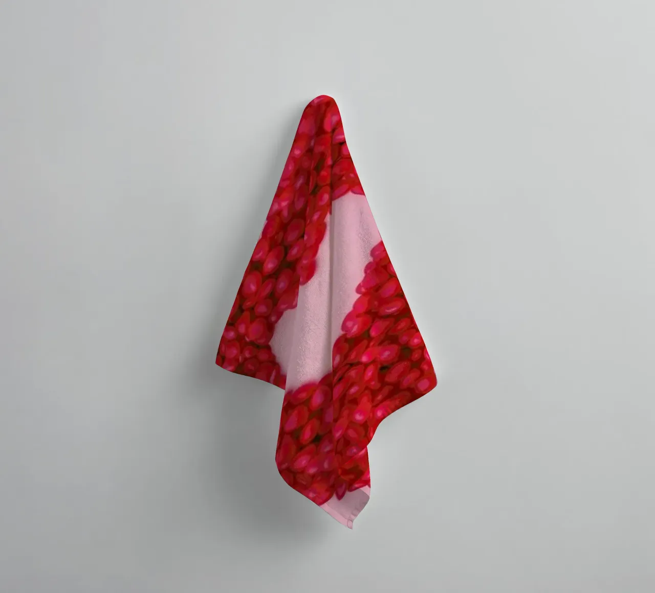 Red Hots Heart asciugamano da bagno da Juj Winn