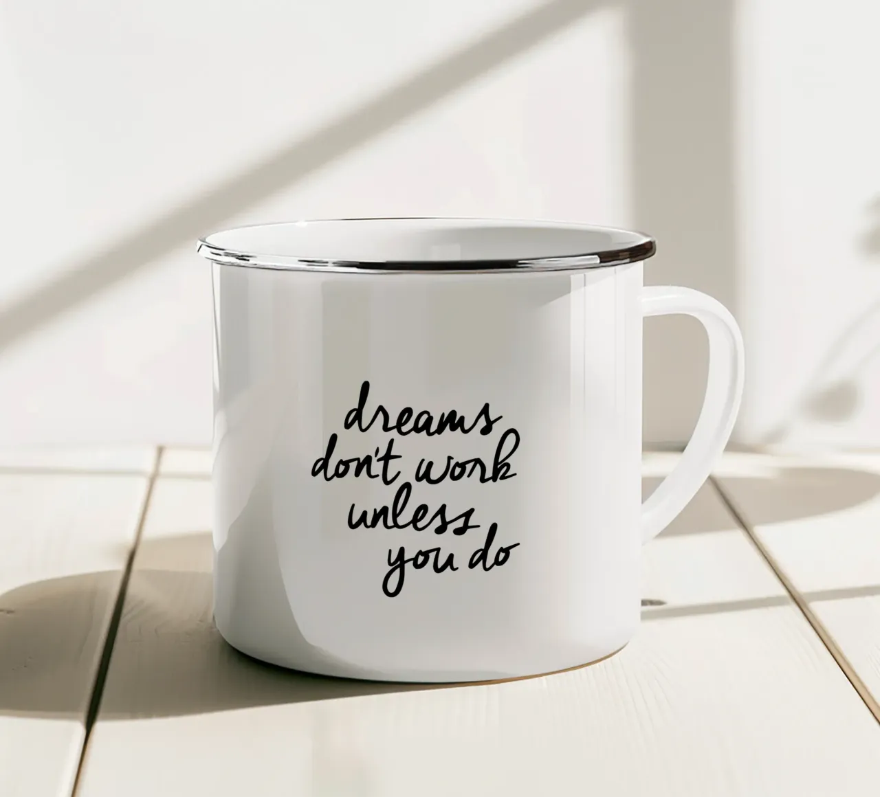 I sogni non funzionano se non si fanno Typografie Design Monochrome tazza in smalto da THE MOTIVATED TYPE