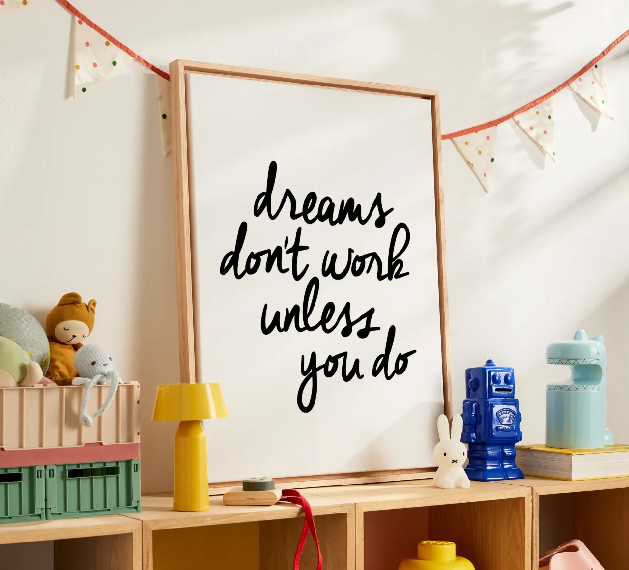 Träume funktionieren nicht, es sei denn, man tut Typografie Design Monochrome Leinwand mit Schattenfugenrahmen von THE MOTIVATED TYPE