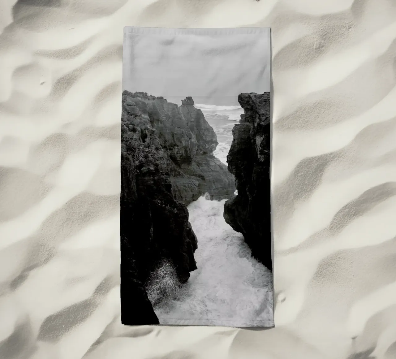 Pancake Rocks – Meraviglia naturale in bianco e nero telo mare da Jan Luzar