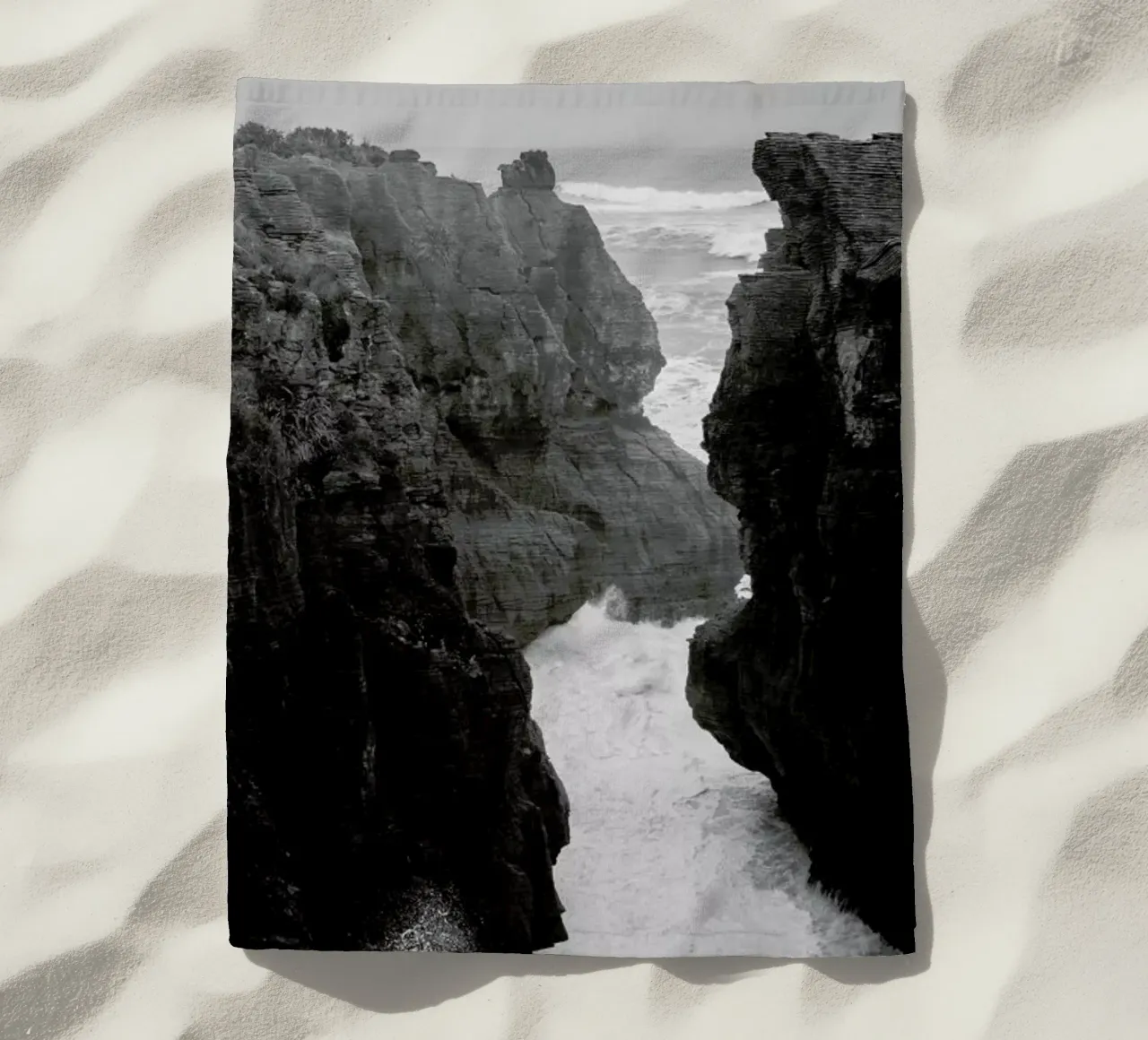 Pancake Rocks – Meraviglia naturale in bianco e nero telo mare da Jan Luzar