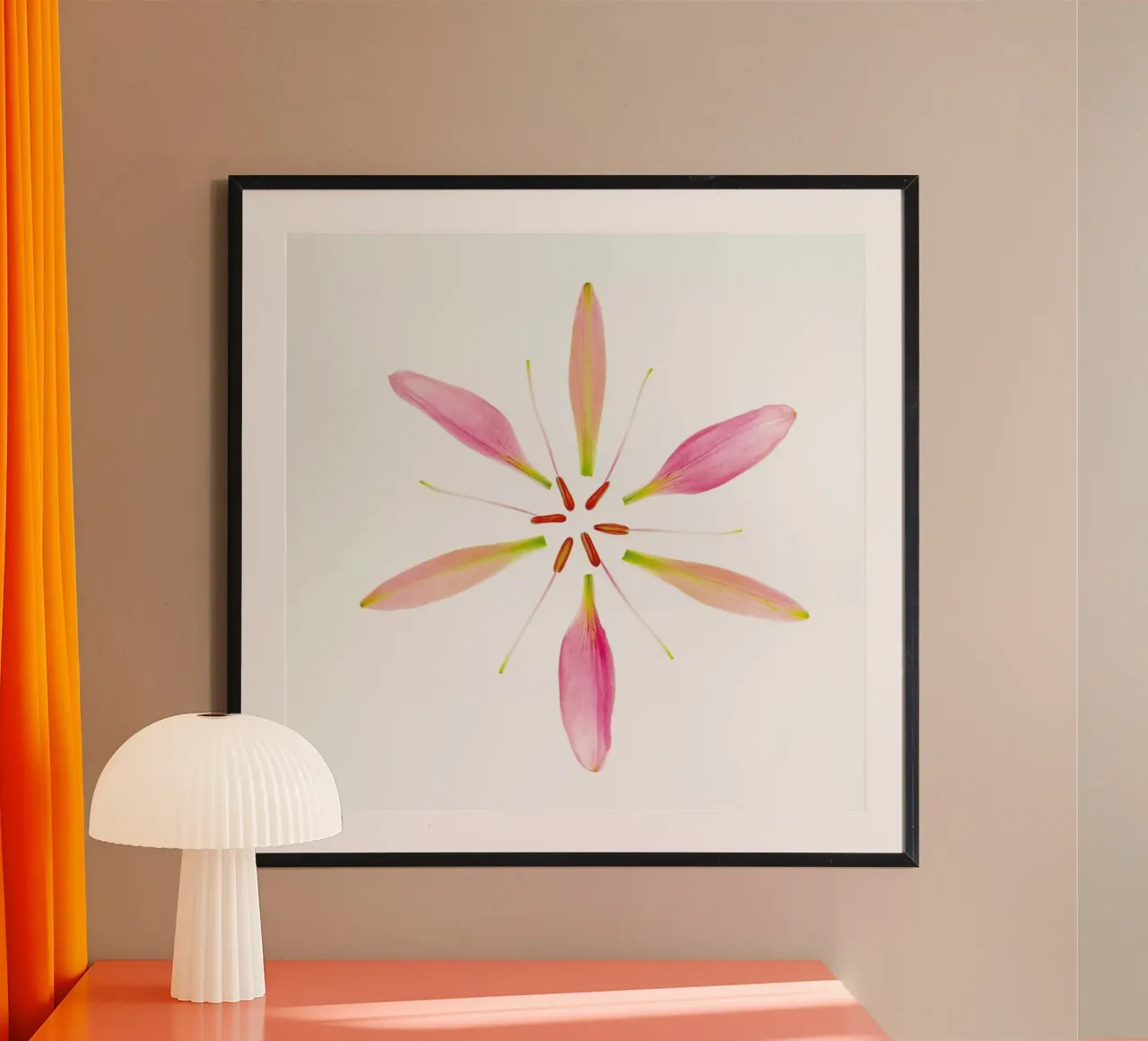 Lilly Flower poster con telaio in plastica da Curious Collections by Marielle Leenders