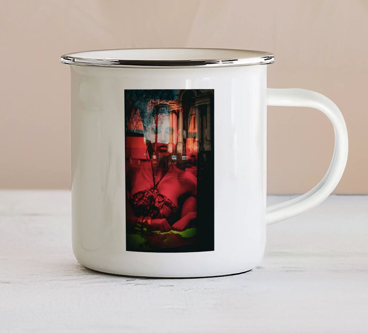 The red Queen tazza in smalto da Jonas Klein