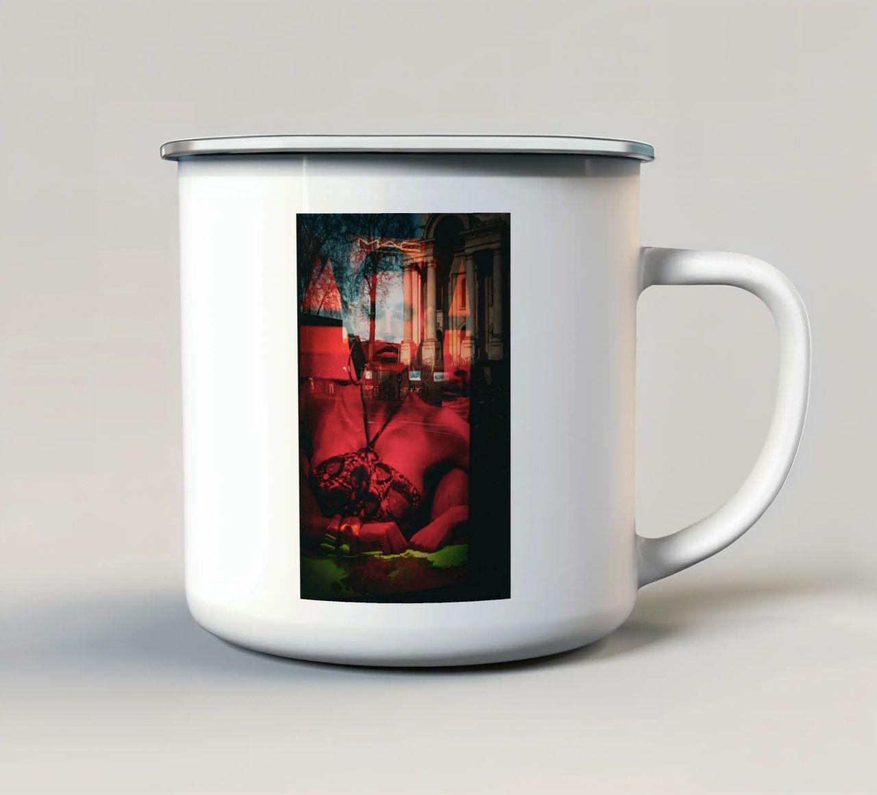 The red Queen tazza in smalto da Jonas Klein