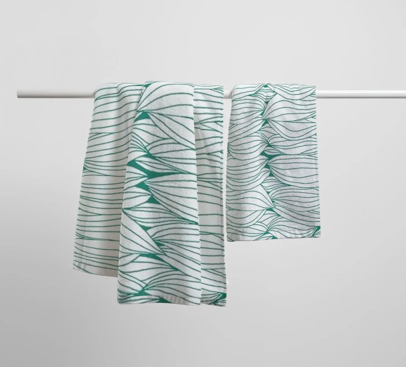 Dancing Feathers badhanddoek van Pom Graphic Design