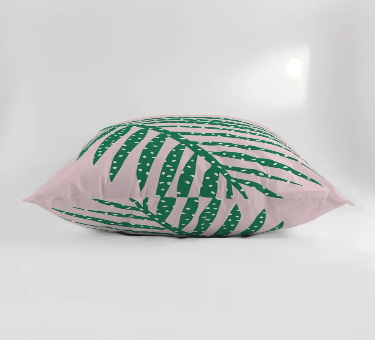 Polka Dot Leaf in Pink cuscino da Linda Gobeta