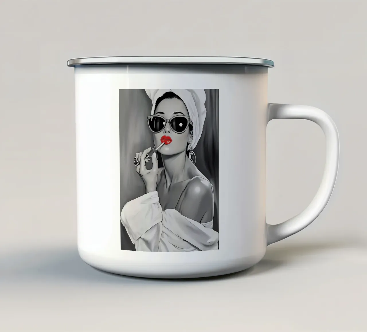 AUDREY HEPBURN CHE SI METTE IL ROSSETTO tazza in smalto da ARTOMATIC