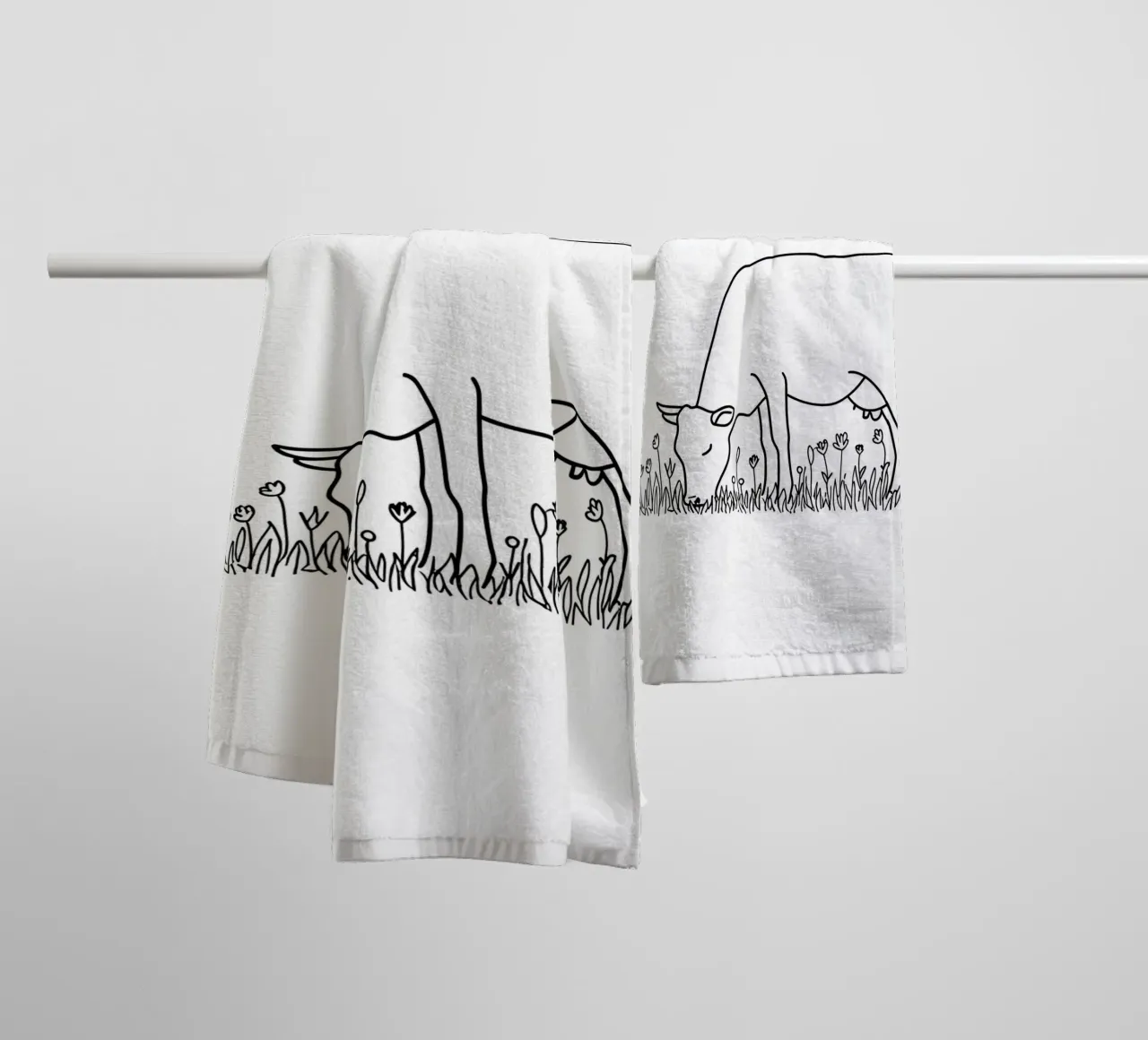 Vache en train de brouter - Dessin au trait minimaliste serviette de bain de Viv Line Art