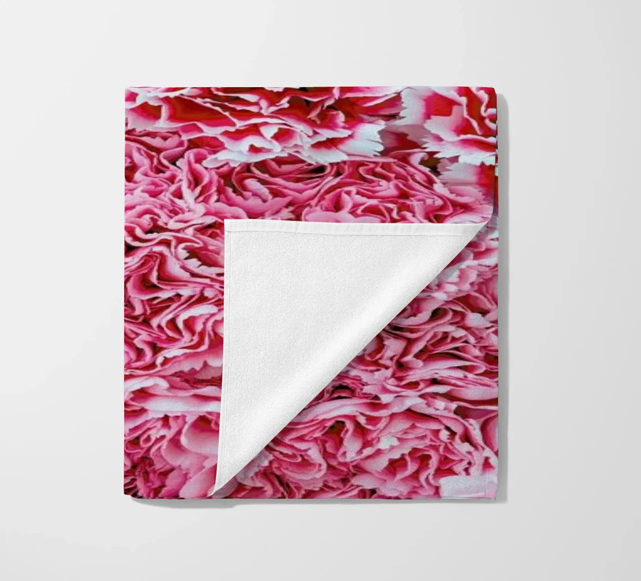 Carnation Flower telo mare da Curious Collections by Marielle Leenders