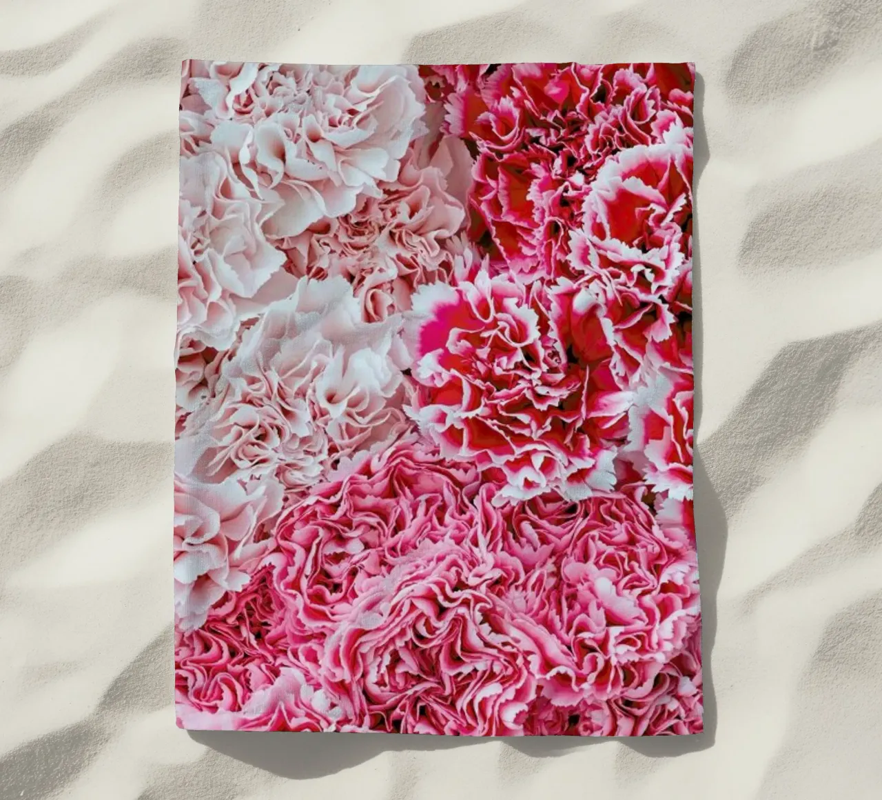 Carnation Flower telo mare da Curious Collections by Marielle Leenders