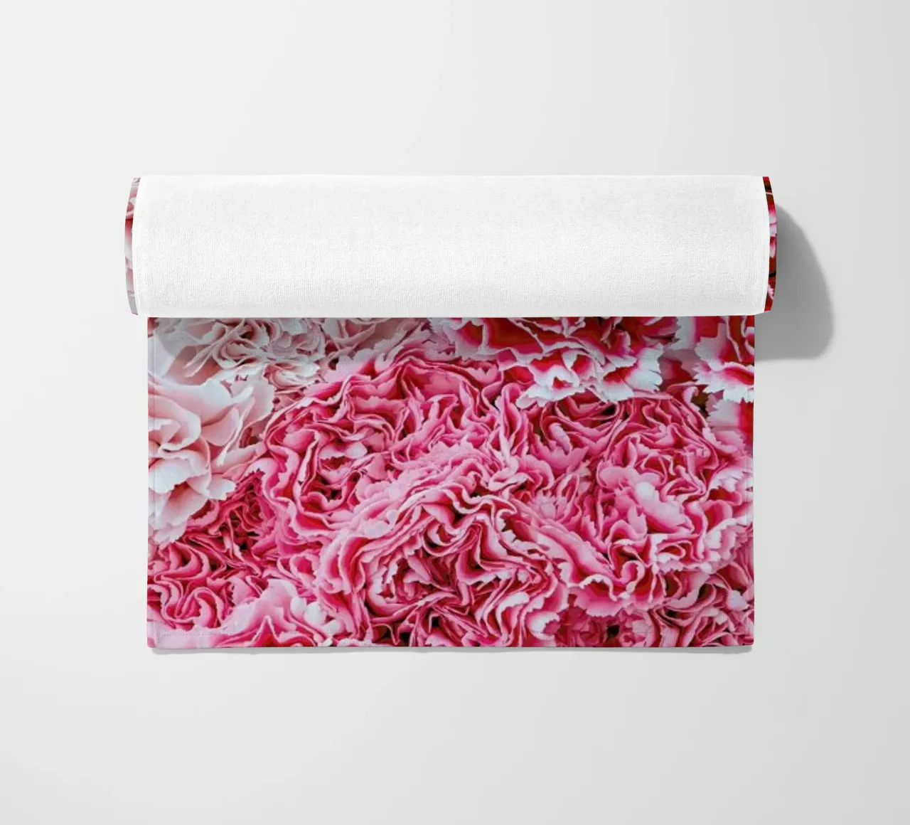 Carnation Flower telo mare da Curious Collections by Marielle Leenders