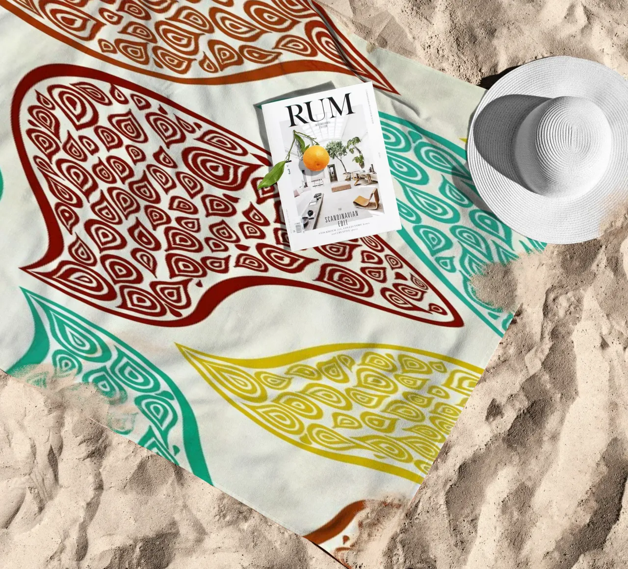 Birds In Disguise telo mare da Pom Graphic Design
