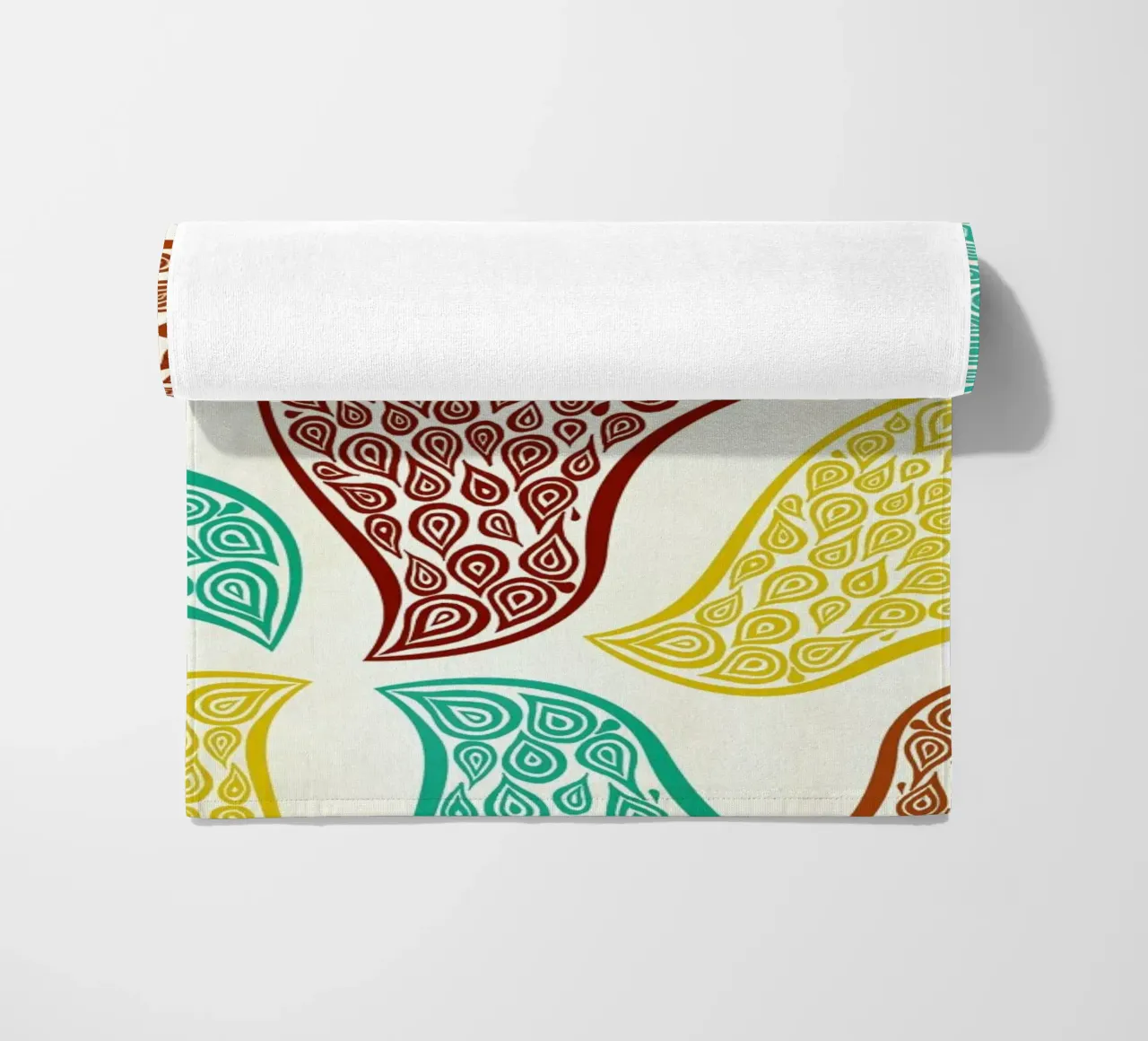 Birds In Disguise telo mare da Pom Graphic Design