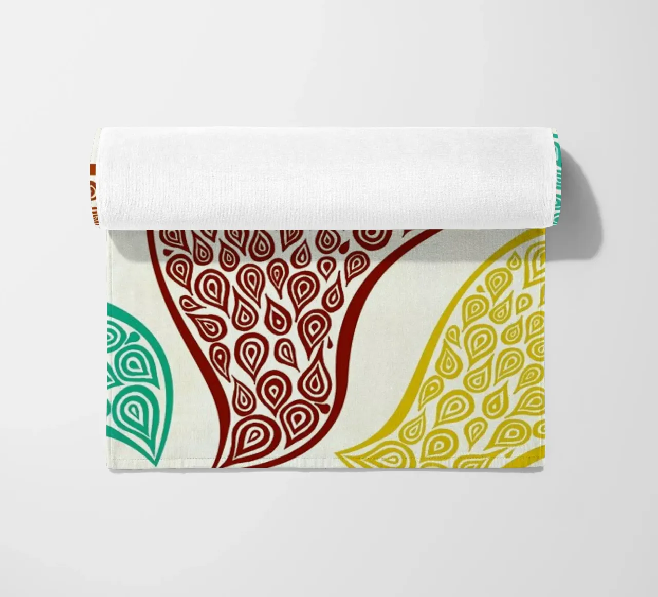 Birds In Disguise telo mare da Pom Graphic Design