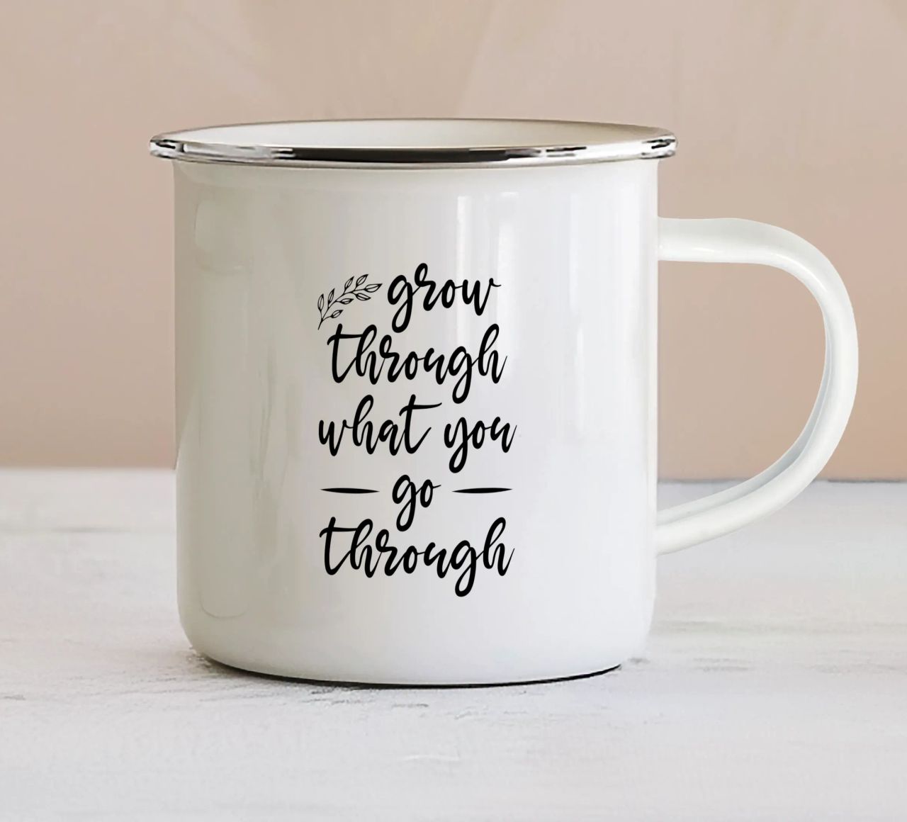 Crescere attraverso ciò che si attraversa tazza in smalto da Shark Printables