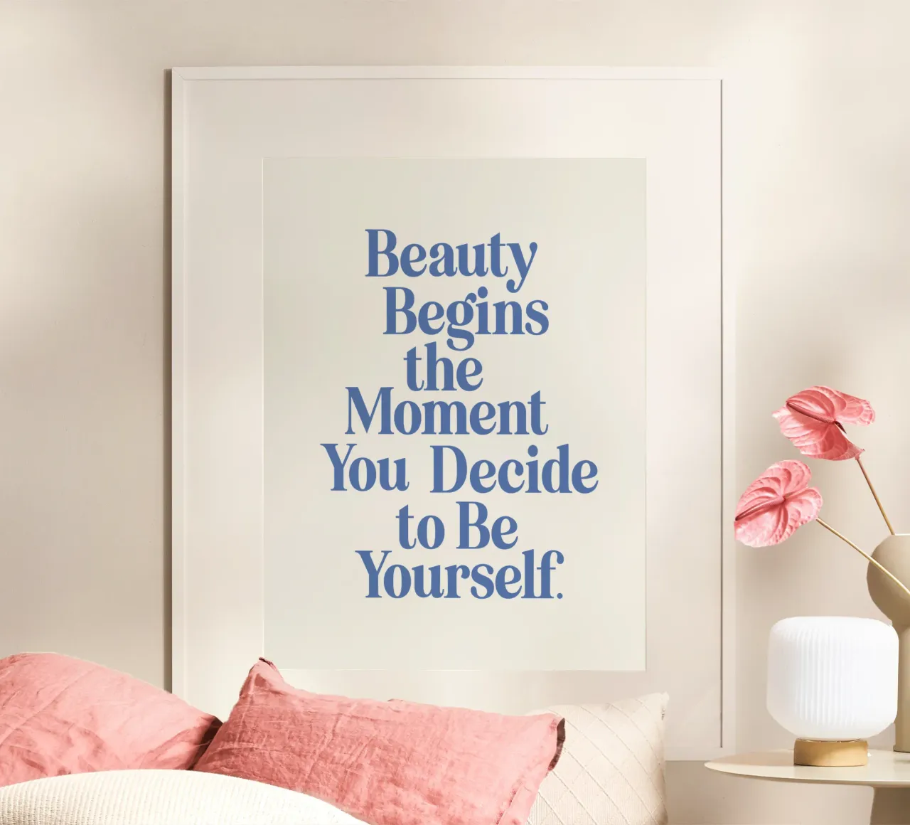 La bellezza inizia nel momento in cui si decide di essere se stessi poster con telaio in legno da THE MOTIVATED TYPE