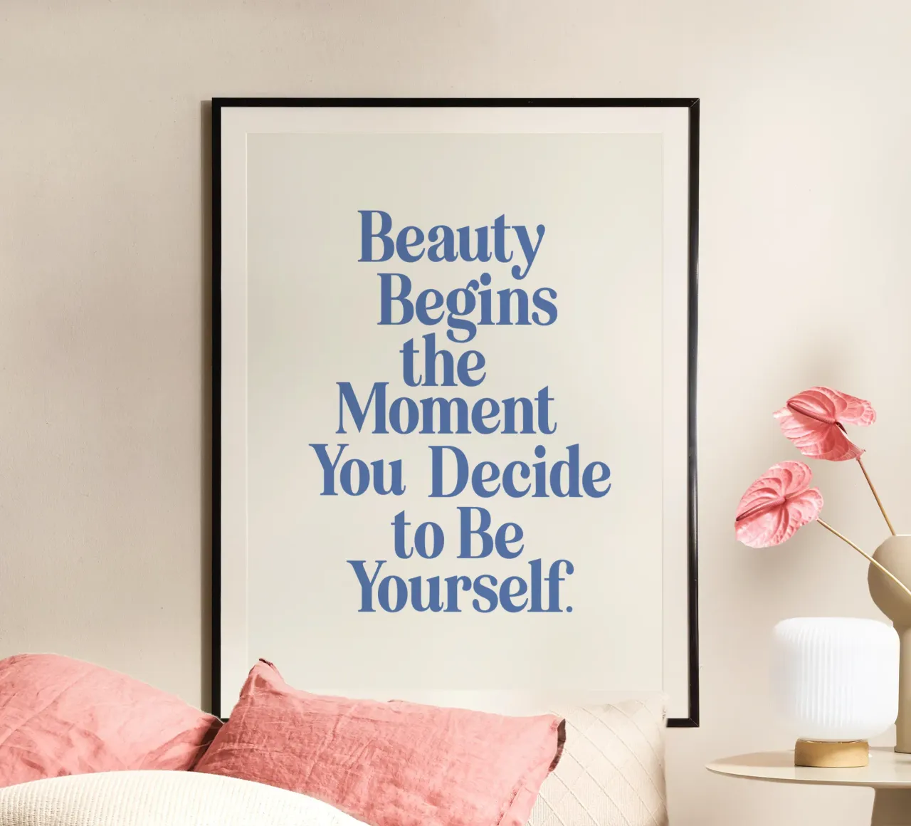 La bellezza inizia nel momento in cui si decide di essere se stessi poster con telaio in legno da THE MOTIVATED TYPE
