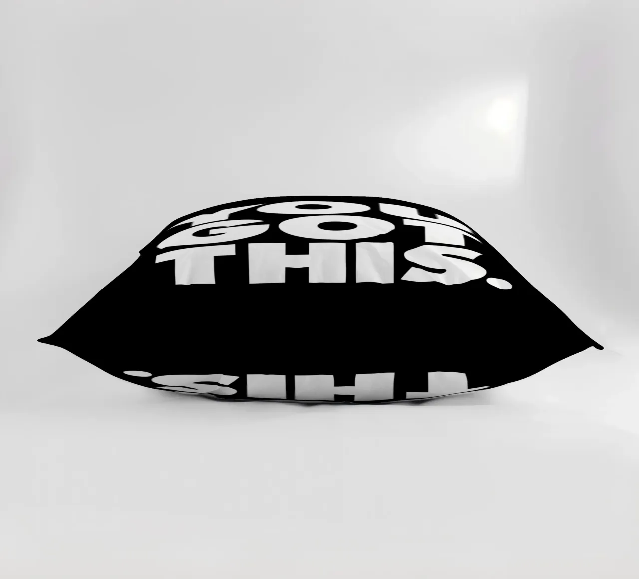 Design tipografico motivazionale You Got This in nero cuscino da THE MOTIVATED TYPE