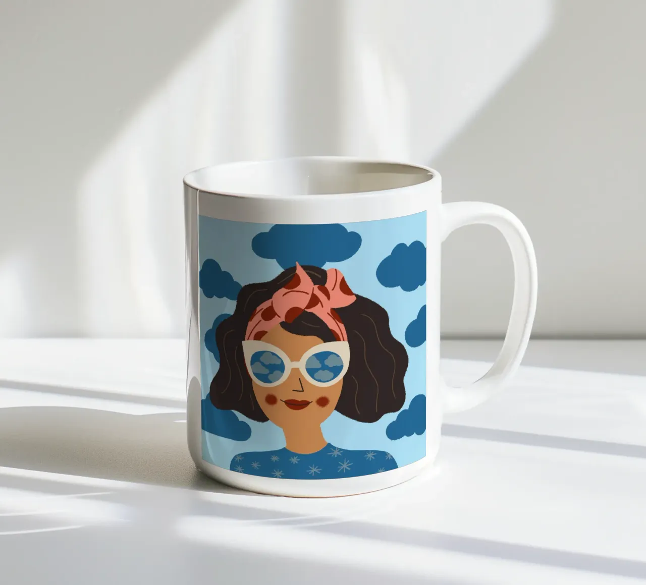 Abstraktes Porträt einer Frau mit Sonnenbrille Tagtraum tazza in ceramica da incomeforcreatives
