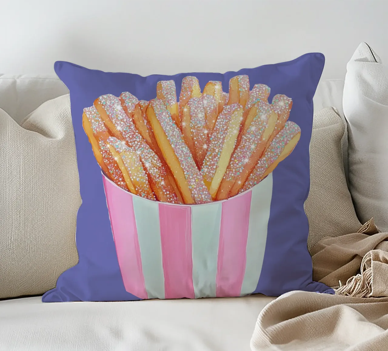 Patatine fritte scintillanti in tazza a righe rosa cuscino da Melloi Art Print