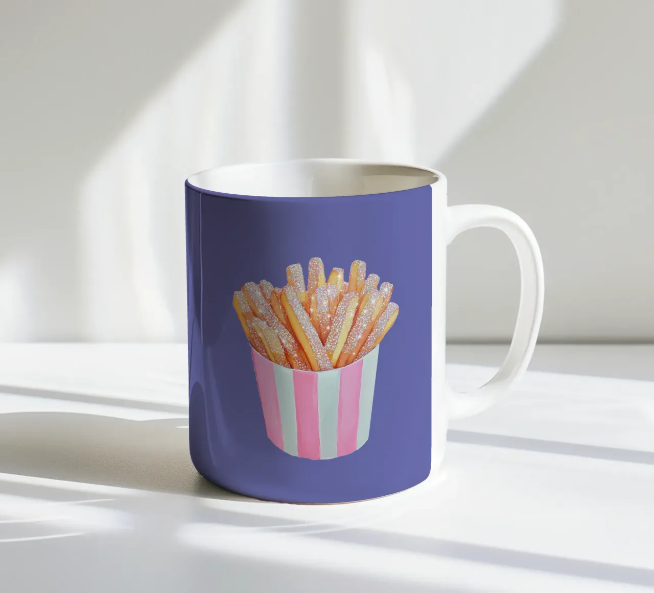 Patatine fritte scintillanti in tazza a righe rosa tazza in ceramica da Melloi Art Print