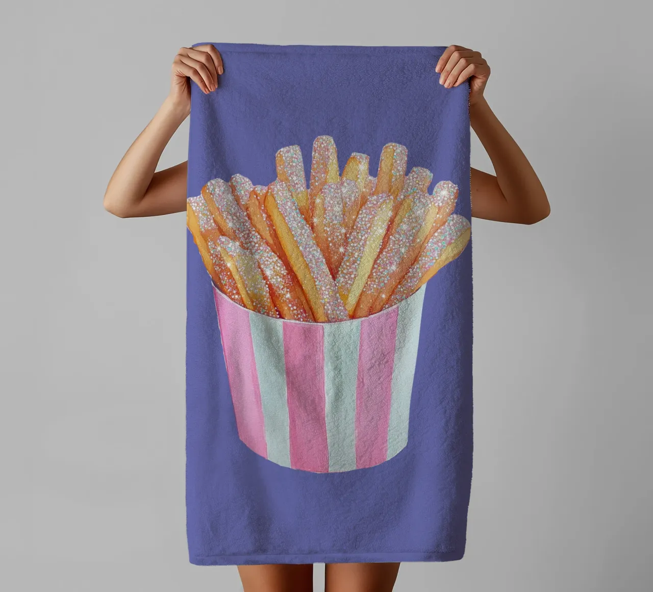 Patatine fritte scintillanti in tazza a righe rosa asciugamano da bagno da Melloi Art Print