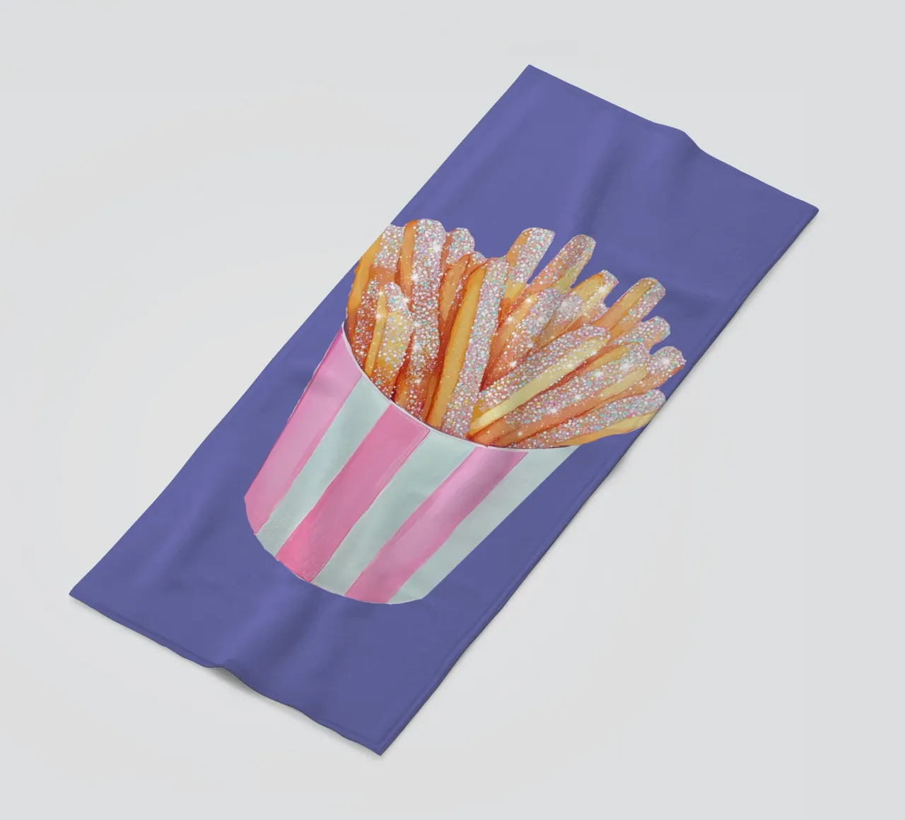 Patatine fritte scintillanti in tazza a righe rosa telo mare da Melloi Art Print