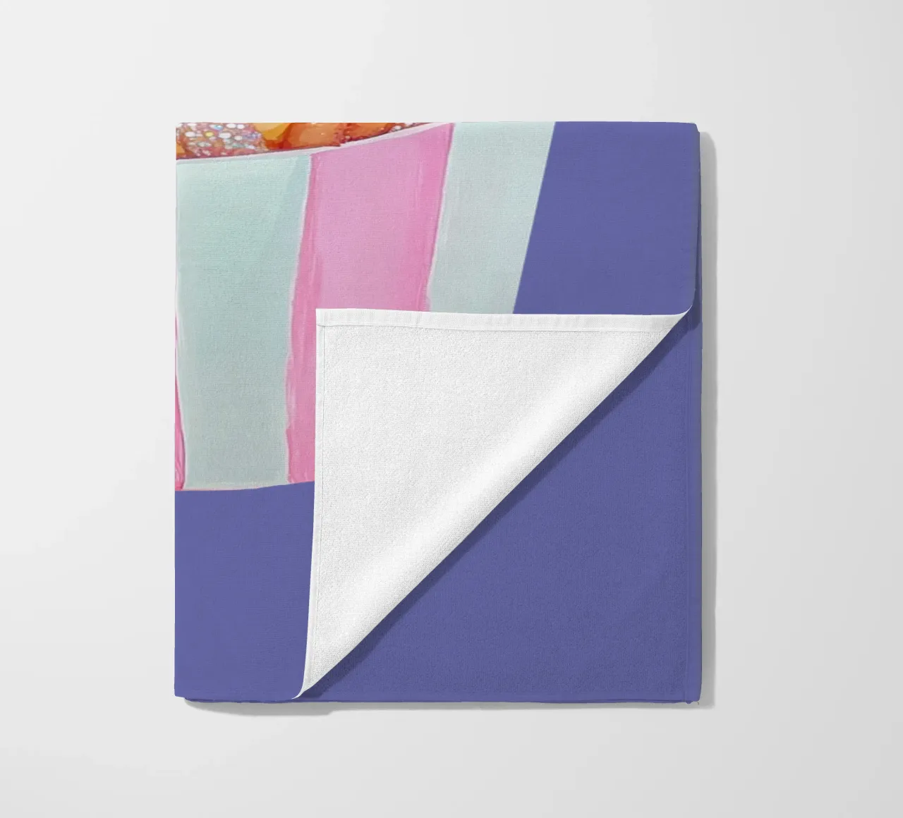 Patatine fritte scintillanti in tazza a righe rosa telo mare da Melloi Art Print