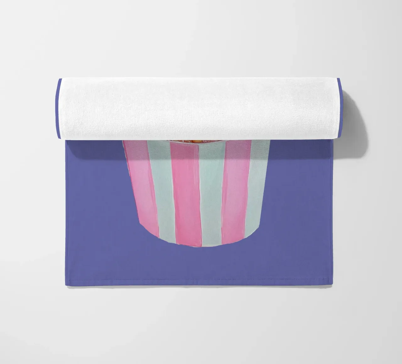 Patatine fritte scintillanti in tazza a righe rosa telo mare da Melloi Art Print